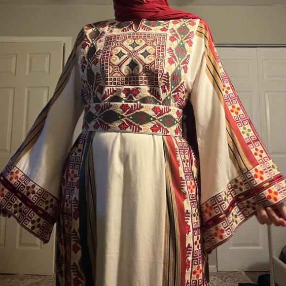 Embroidered Palestinian Thob - Picture 5 of 6